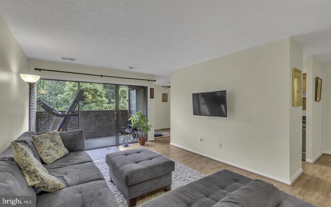 11232 Chestnut Grove Square in Reston, VA - Building Photo - Building Photo