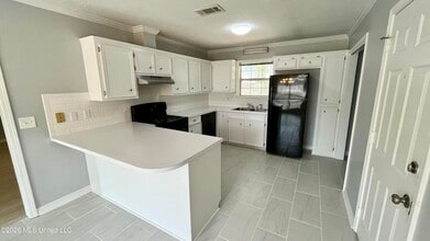 121 Stockton Dr in Flowood, MS - Foto de edificio - Building Photo