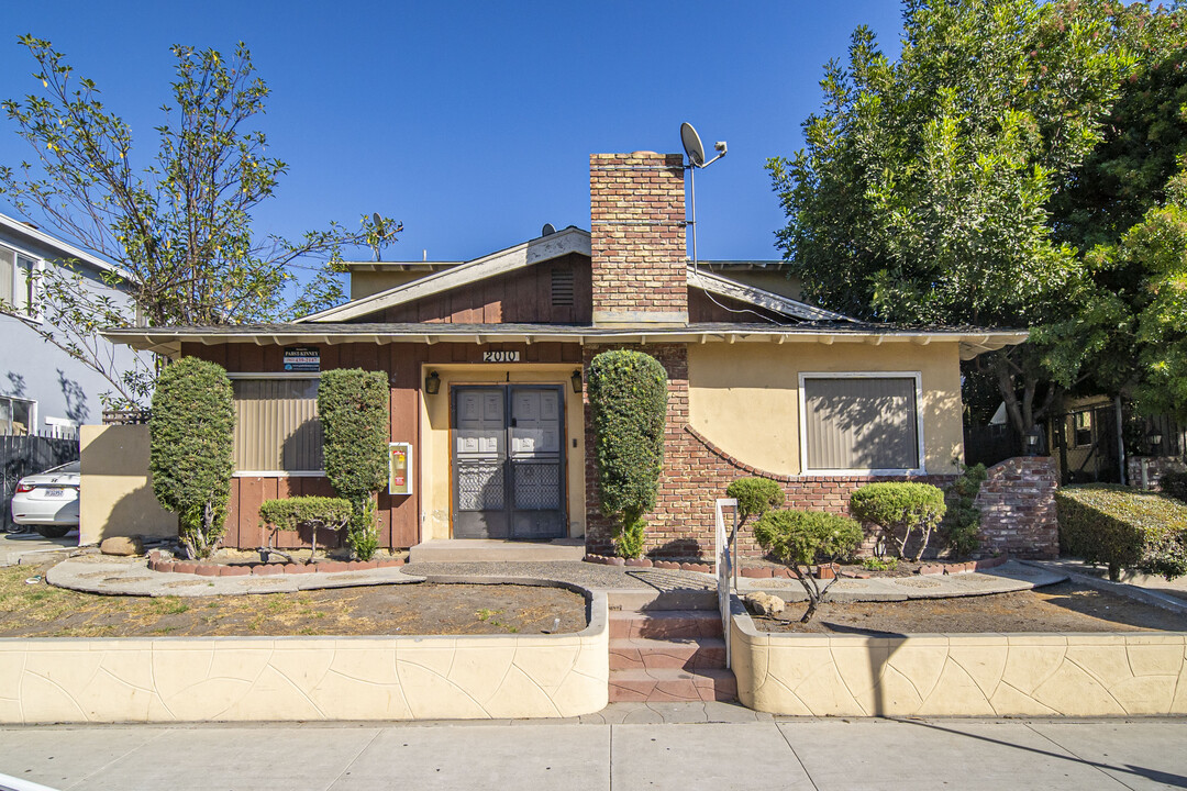 2010 Magnolia Ave in Long Beach, CA - Building Photo