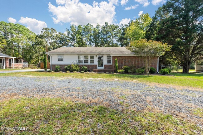 1708 N Poplar St in Aberdeen, NC - Foto de edificio - Building Photo