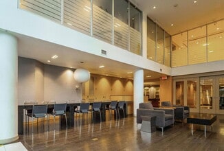 225 Webb Dr in Mississauga, ON - Building Photo - Building Photo