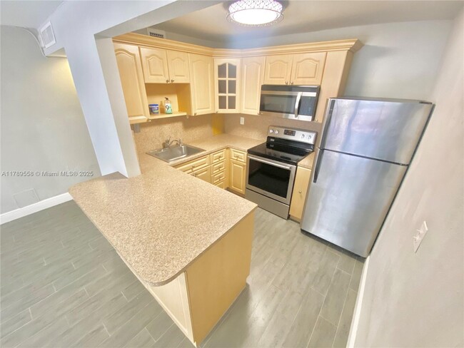 10400 SW 108th Ave in Miami, FL - Building Photo - Building Photo