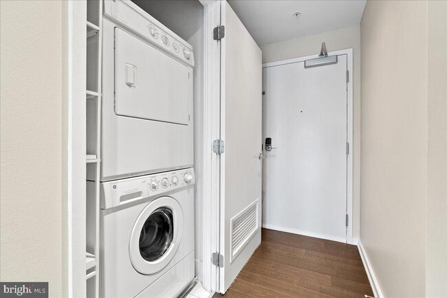 3409 Wilson Blvd, Unit 412 in Arlington, VA - Building Photo - Building Photo