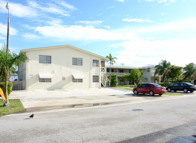 Terrona Apartments in Hallandale Beach, FL - Building Photo - Building Photo