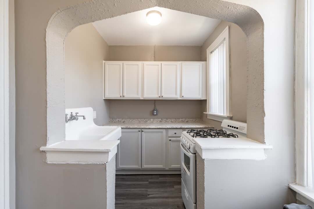 Huron Place in Pontiac, MI - Building Photo