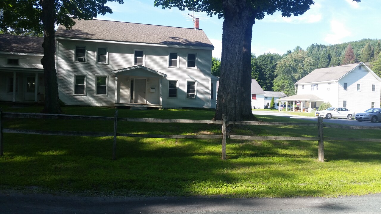 56 Shelterwood Rd, Unit G in East Greenbush, NY - Foto de edificio