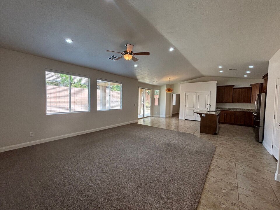 249 Calgary Dr S in Saint George, UT - Building Photo