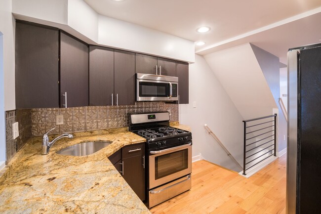 2033 Manton St in Philadelphia, PA - Building Photo - Building Photo