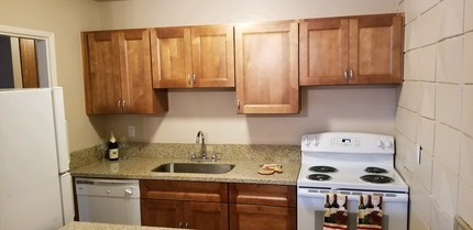 Camille Court Apartments in Milwaukie, OR - Foto de edificio - Building Photo
