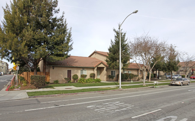 Sobrato Family Living Center in Santa Clara, CA - Foto de edificio - Building Photo