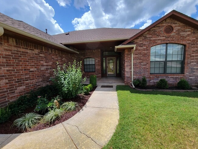 8415 Valley Creek Dr in Choctaw, OK - Building Photo - Building Photo