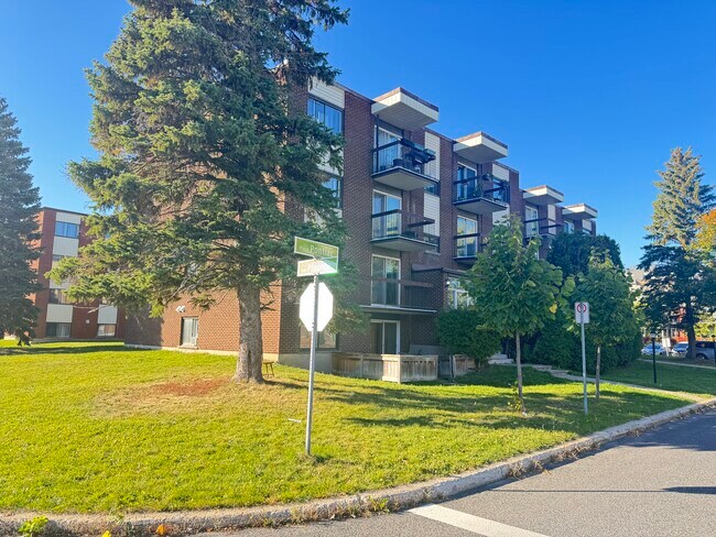 5330 Pontiac Pl in Brossard, QC - Building Photo - Building Photo