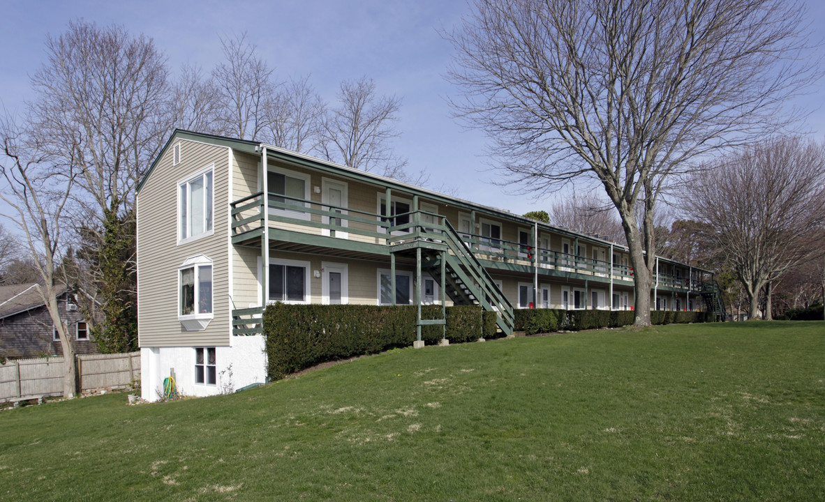 Middle Pond Estates in Southampton, NY - Building Photo