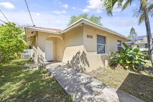 1651 Suwanee Dr in West Palm Beach, FL - Building Photo