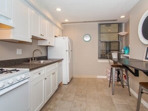 1064 Beacon St, Unit A in Brookline, MA - Building Photo - Building Photo