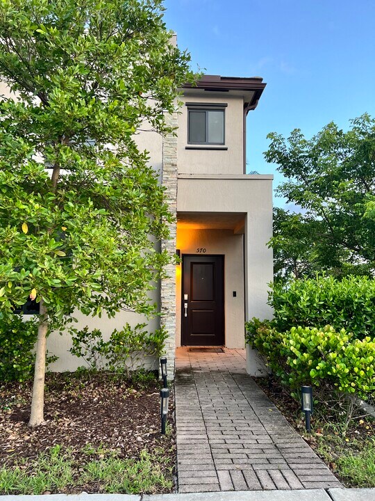 570 NE 207th St in Miami, FL - Building Photo