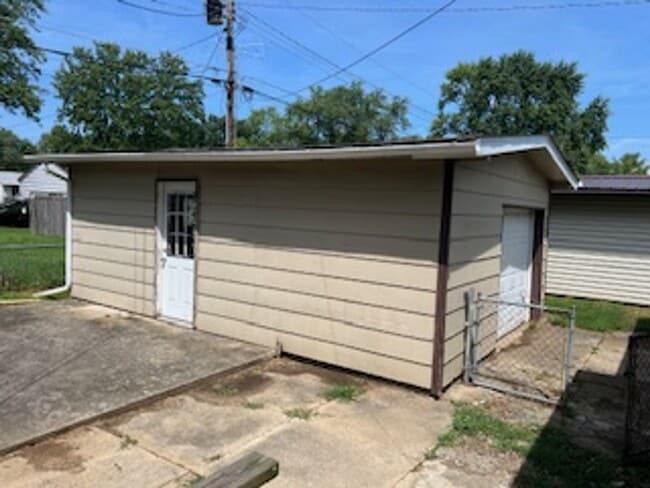 233 Avalon Ln in Anderson, IN - Foto de edificio - Building Photo
