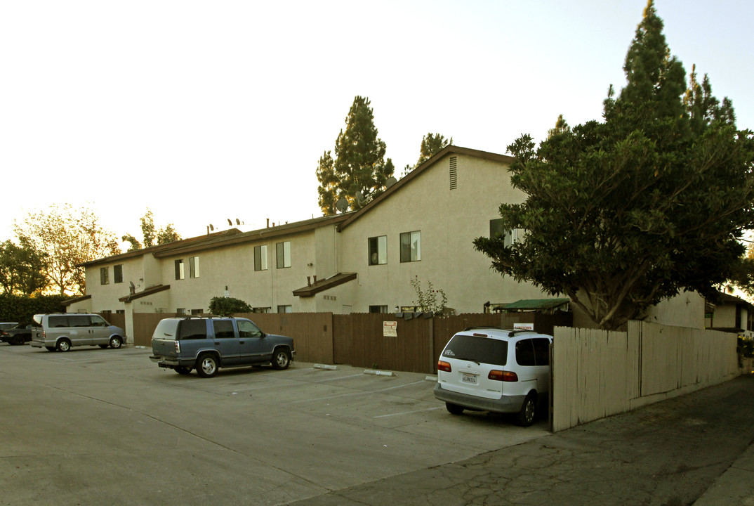 607 W Provential Dr in Anaheim, CA - Building Photo