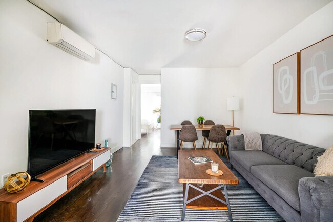 359 W 39th St in New York, NY - Building Photo - Building Photo