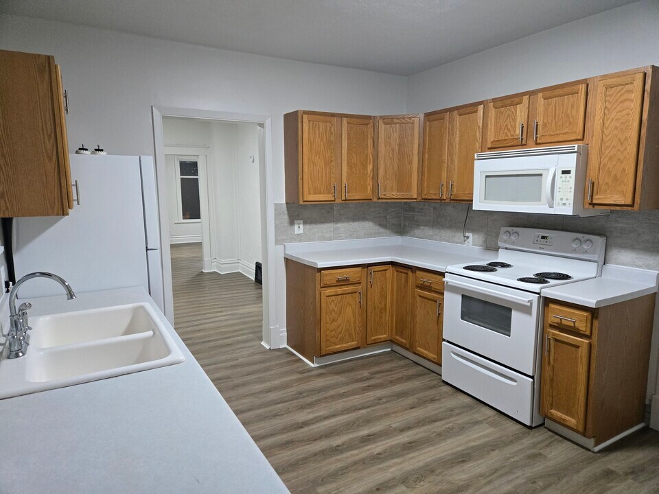 812 Duluth Ave N in Thief River Falls, MN - Building Photo