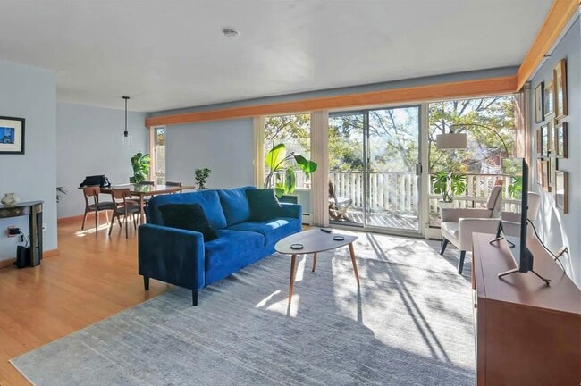 2251 N Triphammer Rd, Unit E10 in Ithaca, NY - Foto de edificio - Building Photo