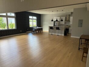 37 Cross St E, Unit 207 in Somerville, MA - Foto de edificio - Building Photo