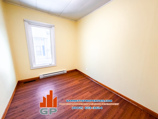 36 Maple Ave, Unit 2 in Barre, VT - Foto de edificio - Building Photo