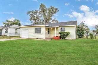 1109 E Chestnut St in Altus, OK - Building Photo - Building Photo