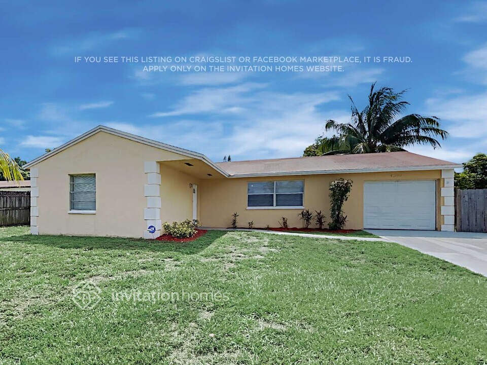 4389 Violet Cir in Lake Worth Beach, FL - Building Photo