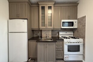 3254 Dundas St W in Toronto, ON - Building Photo