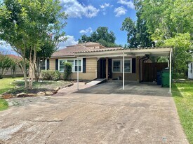 1112 Southampton Dr in Angleton, TX - Building Photo