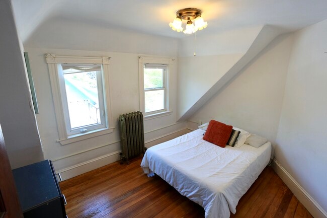 124 Forest St, Unit 3 in Medford, MA - Building Photo - Building Photo