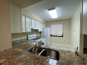 5172 Lake Village Dr, Unit 5172 Lake Village Dr. in Sarasota, FL - Foto de edificio - Building Photo