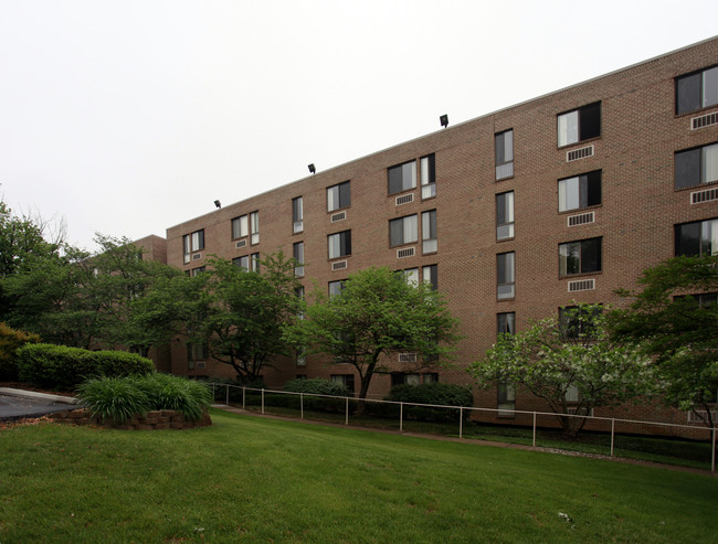 Evergreen House in Annandale, VA - Foto de edificio - Building Photo