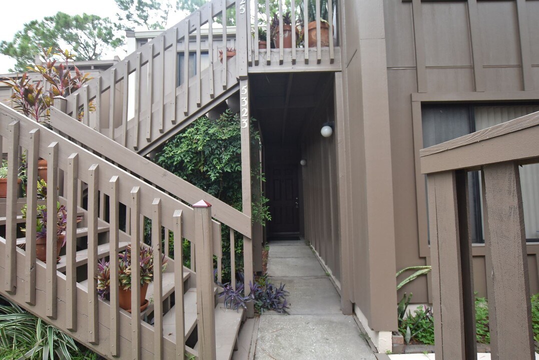 5323 Indian Creek Dr in Orlando, FL - Foto de edificio