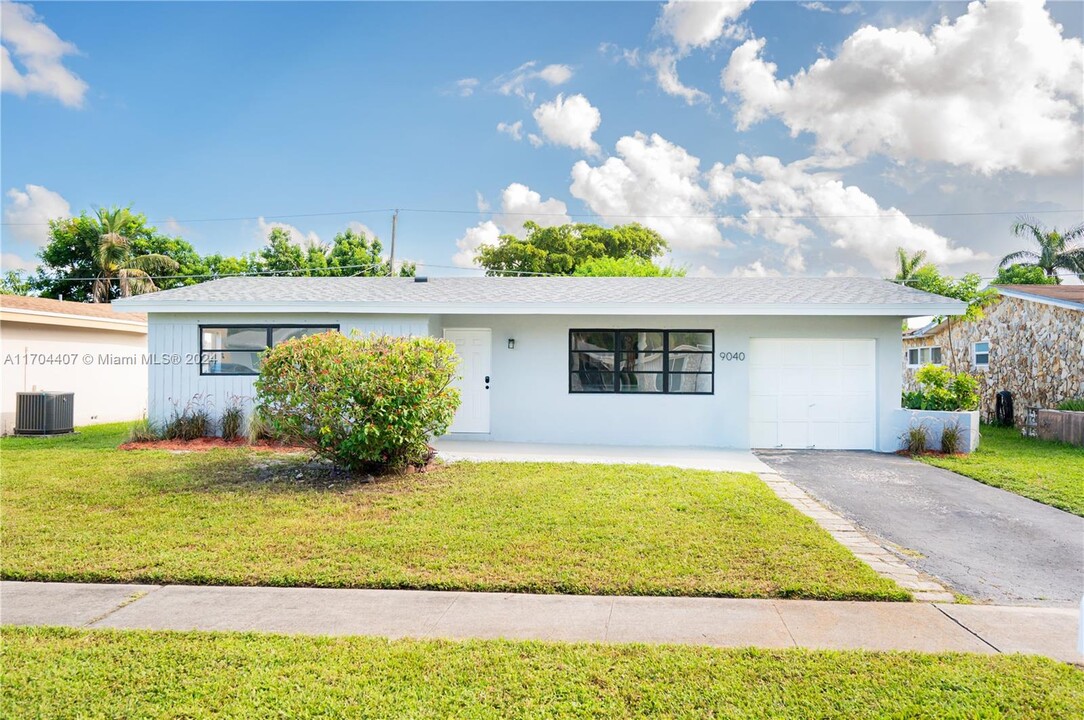 9040 NW 26th Pl in Sunrise, FL - Building Photo