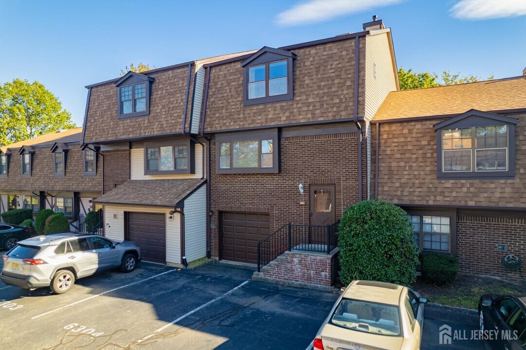 6304 Hana Rd in Edison, NJ - Building Photo