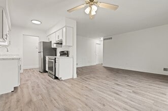 Carriage Hill Apartments - Dearborn Heights in Dearborn Heights, MI - Foto de edificio - Building Photo