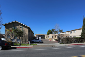 Las Lomas Apartments in San Diego, CA - Foto de edificio - Building Photo