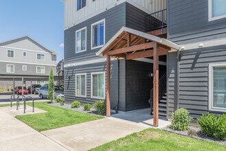 Woodburn Place Apartment Homes in Woodburn, OR - Building Photo - Building Photo