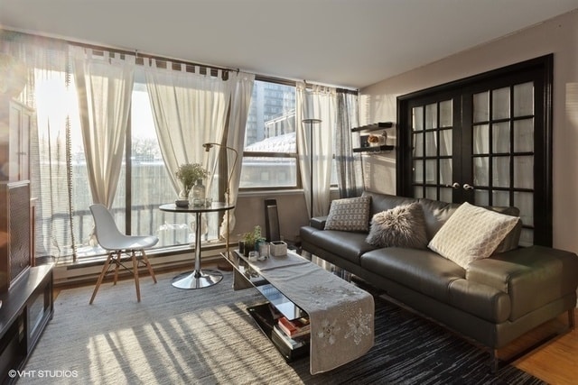 2740 N Pine Grove Ave in Chicago, IL - Foto de edificio - Building Photo