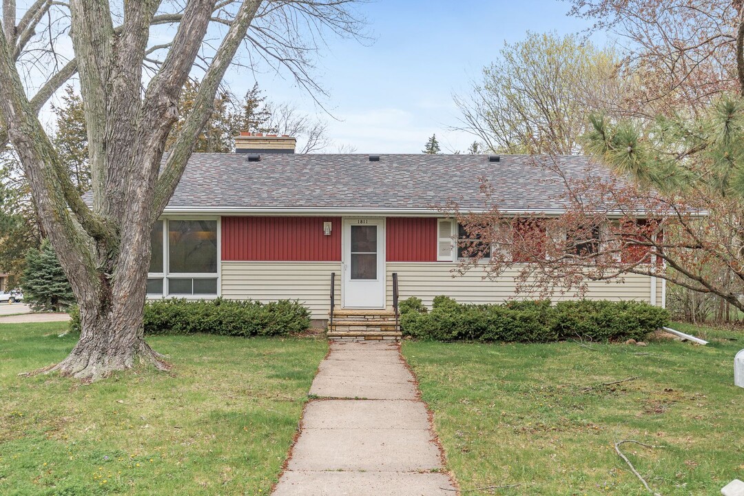 1811 Stanbridge Ave in Roseville, MN - Building Photo