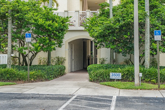Royal Point at Palm Aire Condominiums in Pompano Beach, FL - Foto de edificio - Building Photo