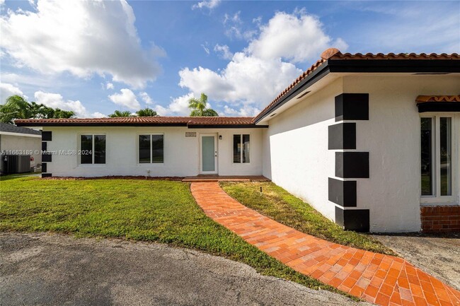 13212 SW 86th Ln in Miami, FL - Foto de edificio - Building Photo