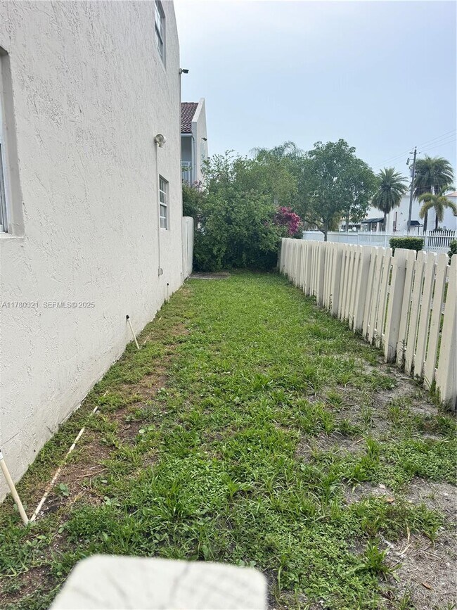 2050 NE 140th St in North Miami Beach, FL - Foto de edificio - Building Photo