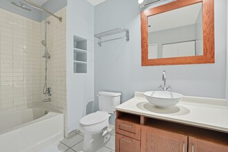 19 E Lake St in Chicago, IL - Building Photo - Building Photo