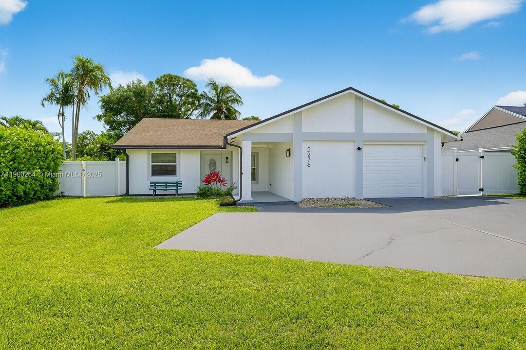 5276 Pine Tree Dr in Delray Beach, FL - Building Photo