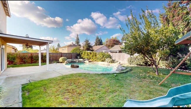 2638 E Skyview Ave in Fresno, CA - Building Photo - Building Photo