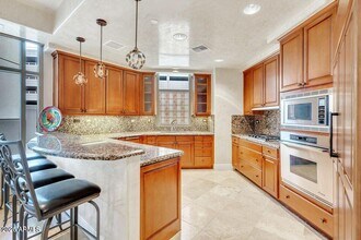 2211 E Camelback Rd in Phoenix, AZ - Building Photo - Building Photo