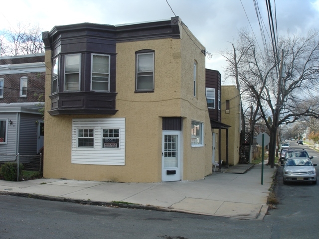 42 Rhodes Ave in Collingdale, PA - Foto de edificio